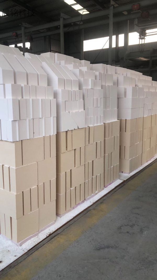 Corundum mullite brick